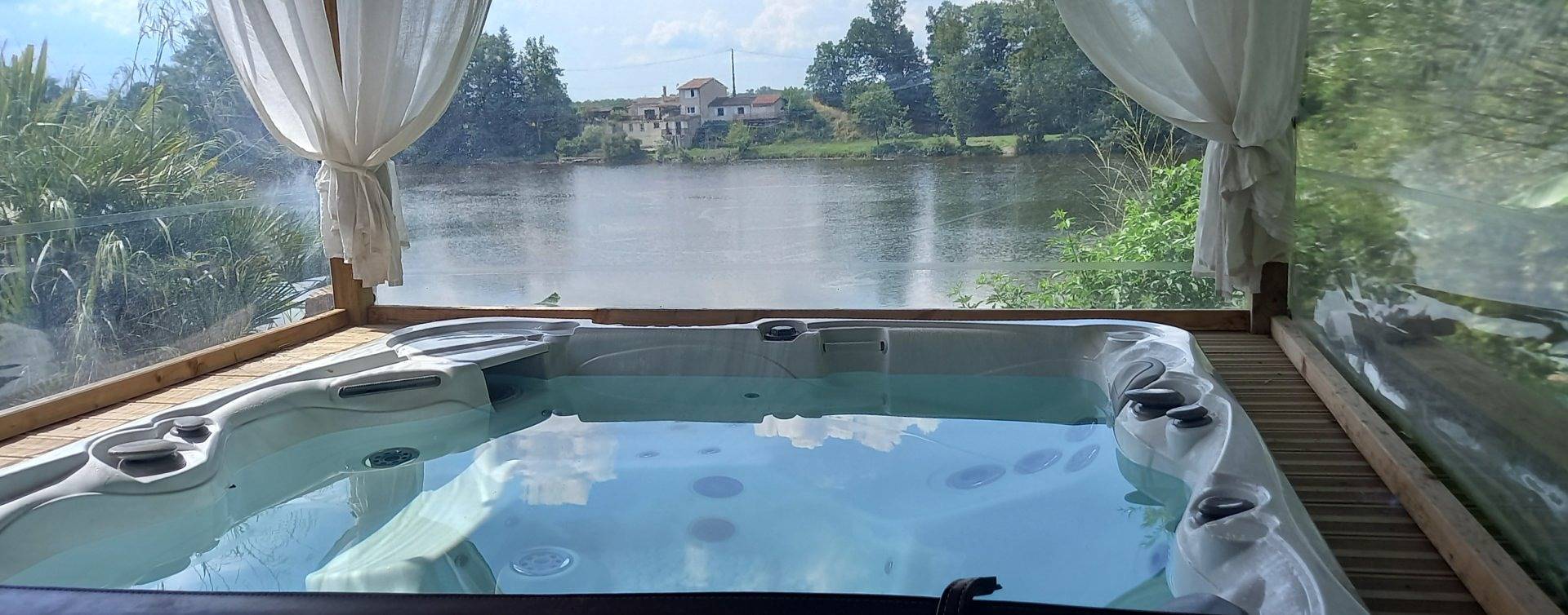Gîte au bord du Tarn, avec ponton et spa in Marssac-sur-Tarn, Région d'Albi
