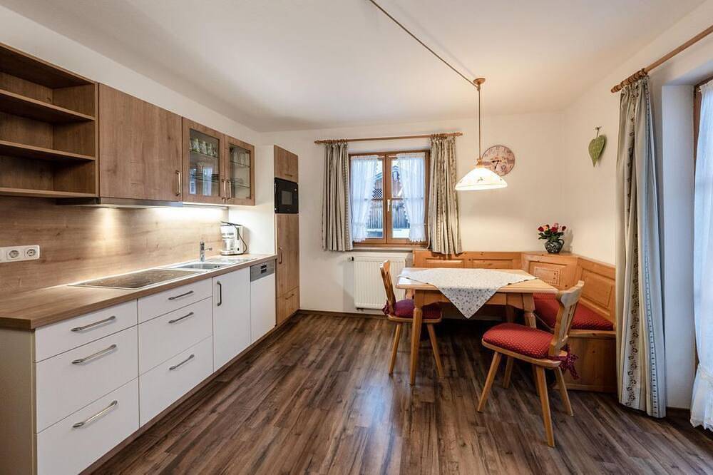 \"Edelweiß\" - Ferienwohnung/2 Schlafräume/Dusche,Wc - Braun, Landhaus in Mittenwald, Bayerische Alpen