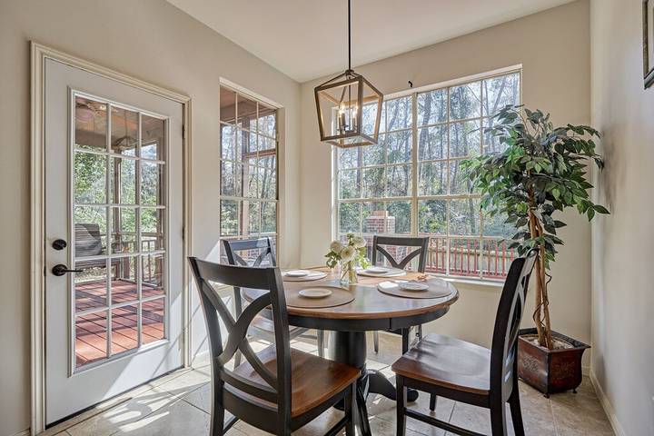 Vacation rental for 8 people, with terrace and yard as well as hot tub, with pets in The Woodlands