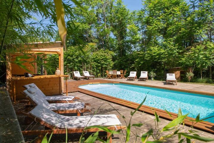 Location de vacances pour 2 personnes, avec Terrasse et Jardin ainsi que Piscine et Vue à Les Cabannes (Tarn)