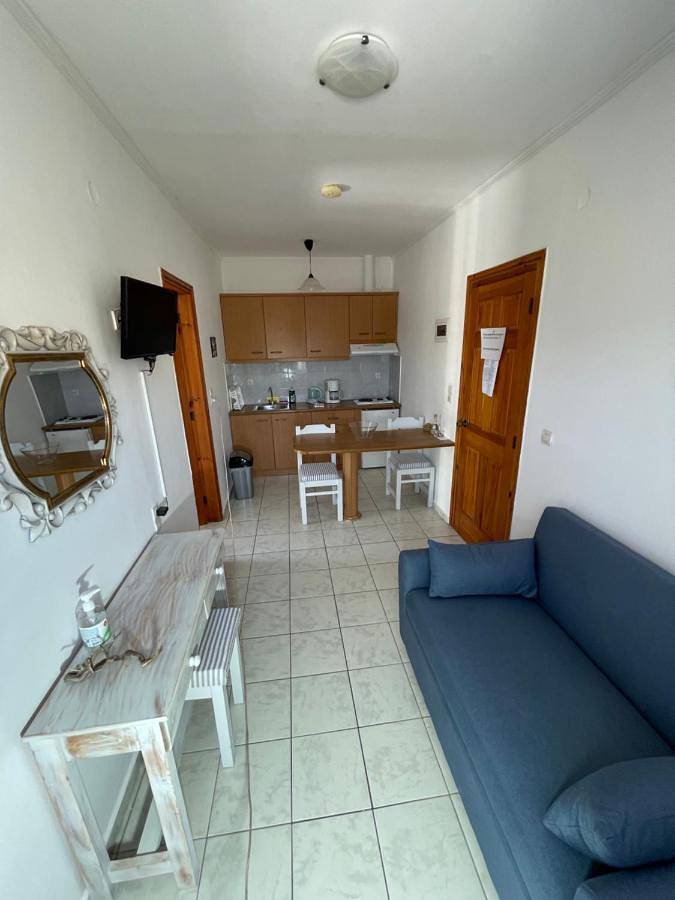 Gîte pour 2 personnes, avec vue ainsi que vue sur le lac et jardin dans Matala - 4