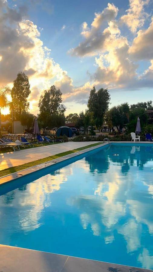 Appart’hôtel pour 4 personnes, avec Terrasse et Jardin ainsi que Piscine et Vue à Palmi