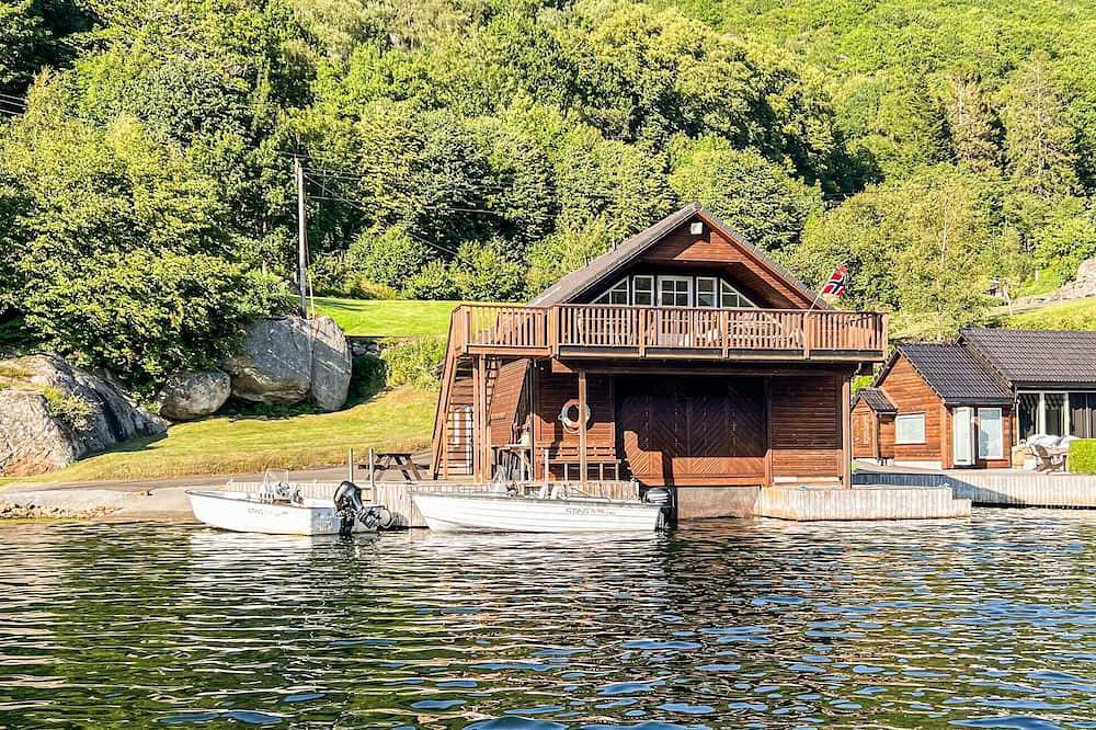 Cozy home in Farsund with house sea view in Farsund