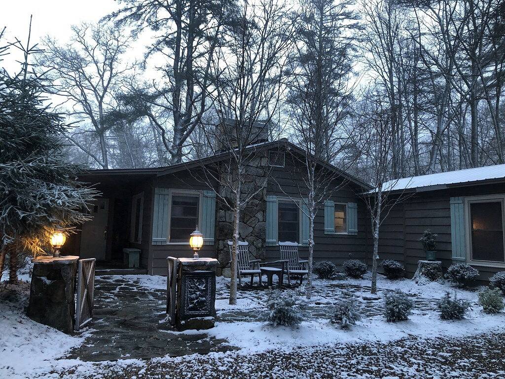 Beautiful Highlands cabin! 8 min to town-Pet friendly-lots of outdoor space in Macon County