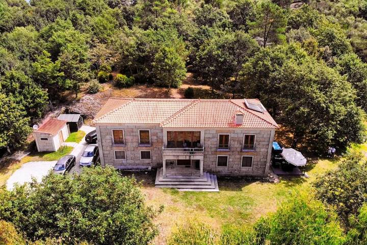 Location de vacances pour 8 personnes, avec Balcon et Jacuzzi ainsi que Terrasse et Jardin dans Cabeceiras de Basto