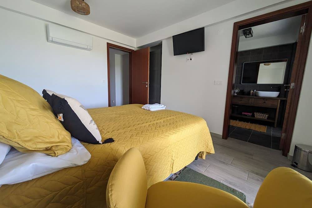 Amarelo the Yellow room in Feteira, Faial