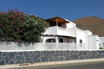 Gîte pour 4 personnes, avec jardin dans Tahiche