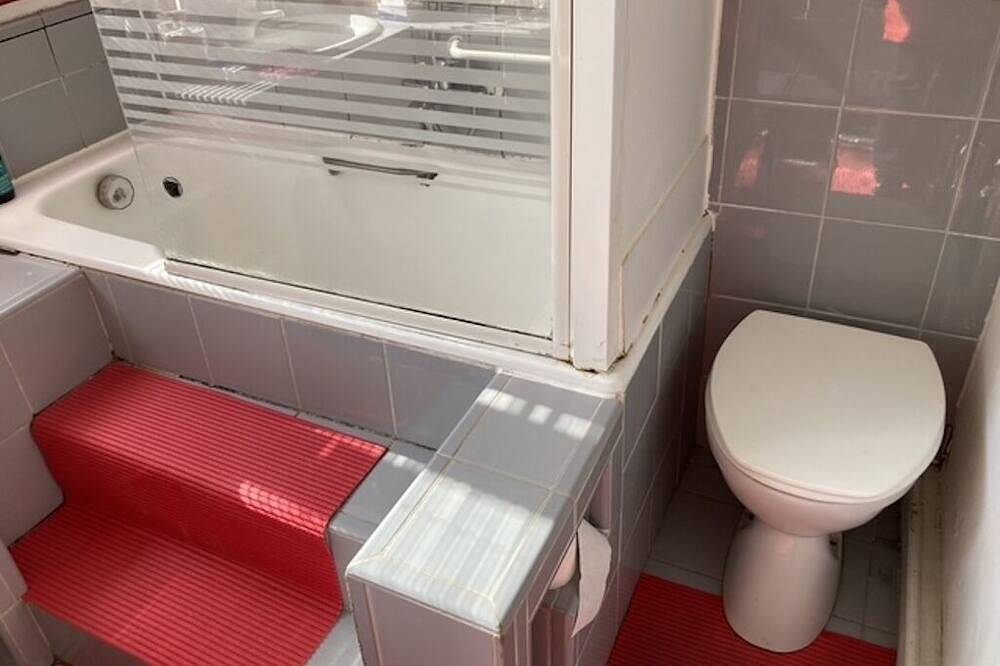 Appartement entier, Chambre, Salle de bains et terrasse dans loft-atelier d'artiste. in Arcueil, Val-de-Marne
