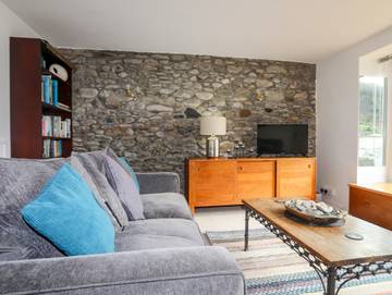 Cottage for 6 Guests in Wales, United Kingdom, Picture 2