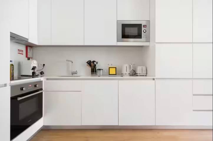 Entire studio, Contemporary Gem Studio in Lisbon’s Heart with Wi-Fi and Air Conditioning in Lisbon, Costa de Lisboa