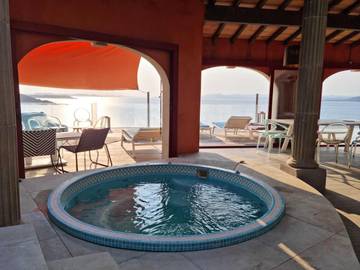 Gîte pour 2 personnes, avec piscine et vue dans Île du Levant