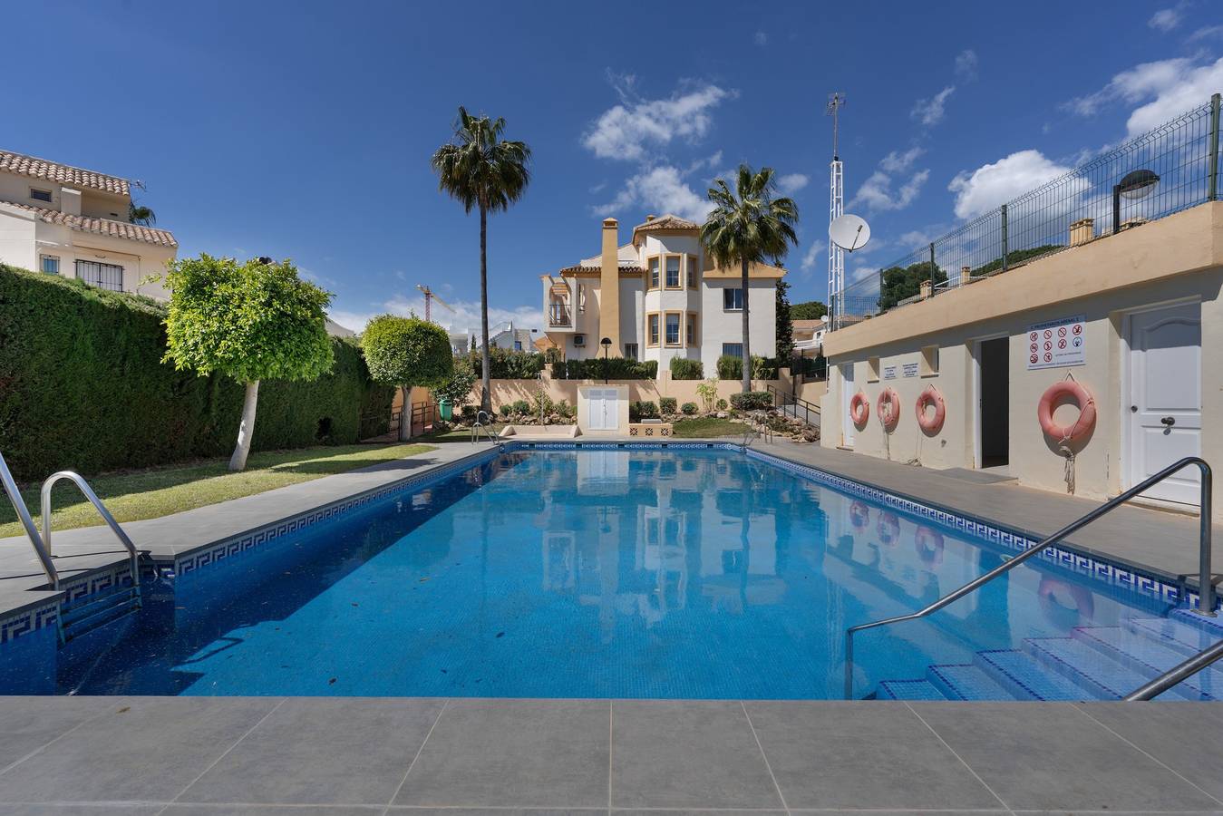 Maison de vacances « Beachside Townhouse – 8 couchages » avec vue mer, Wi-Fi et climatisation in Las Chapas, Marbella