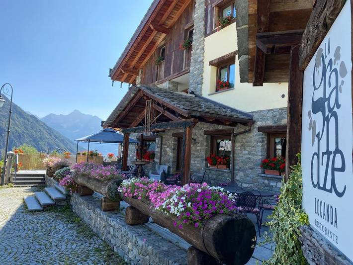 B&b per 2 persone, con panorama e giardino nonché sauna e piscina, con animali domestici in Valle d'Aosta