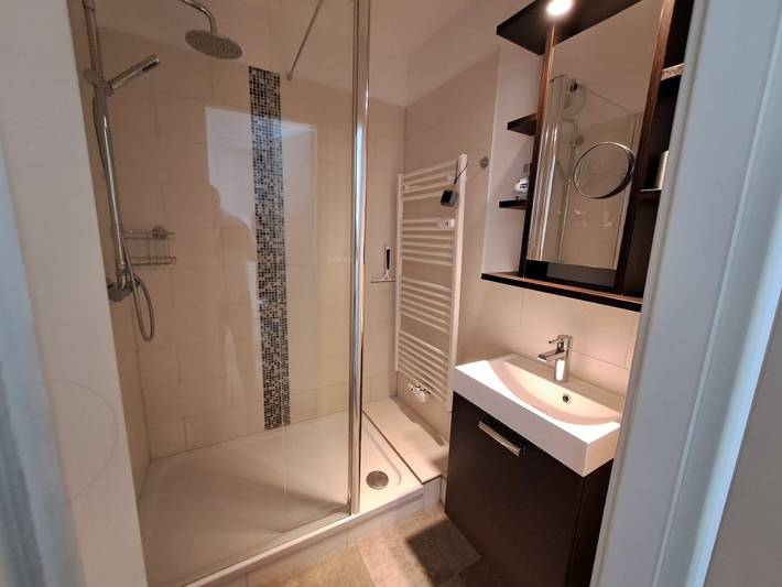 Ferienwohnung für 3 Personen, mit Balkon und Whirlpool sowie Sauna und Ausblick in Schausende - 4