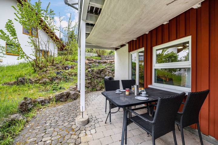 Hel lejlighed, Apartment 'Untere Ferienwohnung' with Private Terrace, Shared Garden and Wi-Fi in Tieringen, Meßstetten