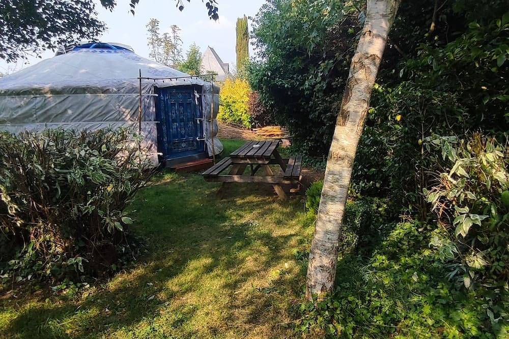 Mongolian yurt in an exceptional garden, 3 km from Mont-Saint-Michel Bay. in Ardevon, Pontorson