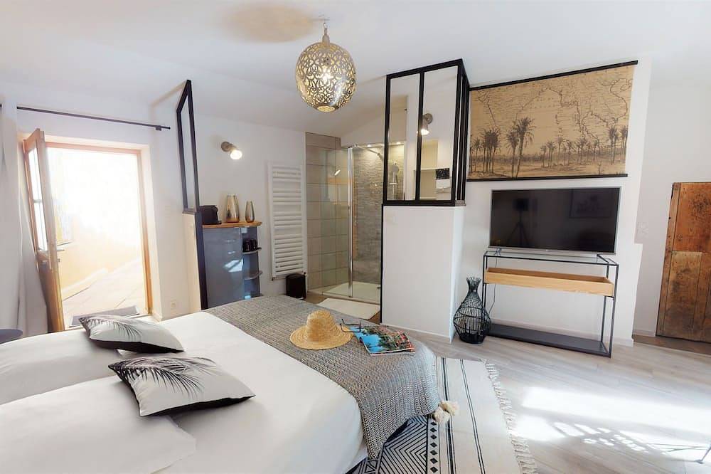 Room with private access to Pool-Jacuzzi, Sauna, Billiards tables in Congénies, Region de Nimes