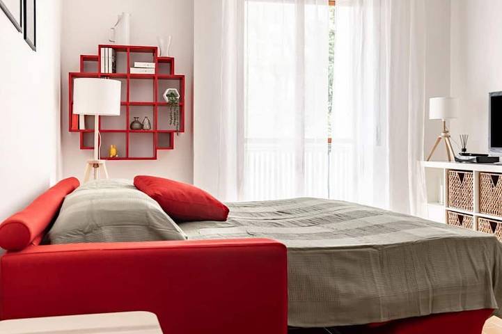Ganze Wohnung, GuestHost - Gemütliche 80 qm Wohnung im 1. Stock mit Aufzug, ideal für bis zu 6 Personen. In Garda gelegen, mit strategischer Lage: Der Strand ist nur 2 Gehminuten entfernt, das Stadtzentrum kann erreicht werden. in Corno (Garda), Garda