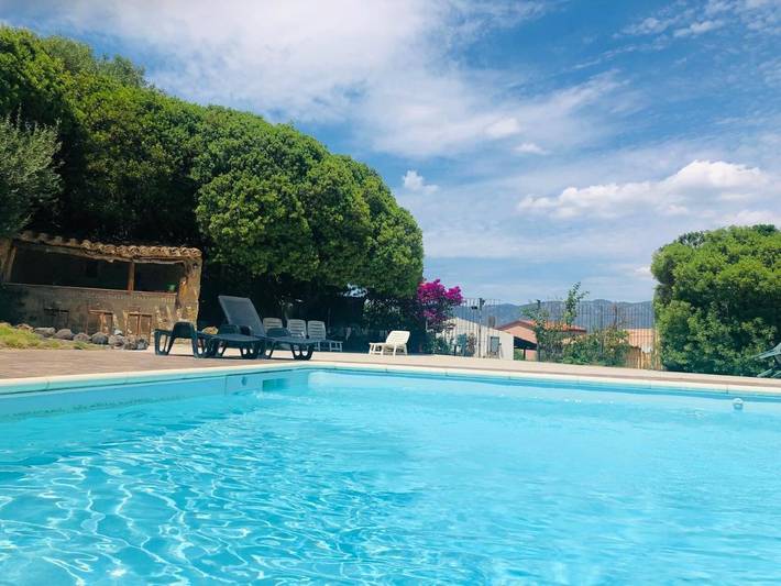Location de vacances pour 2 personnes, avec Terrasse et Jardin ainsi que Piscine et Vue à Carbonia