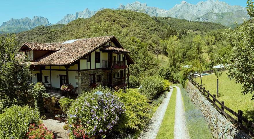 Casa de huéspuedes para 2 personas, con piscina además de vistas y jardín en Liébana