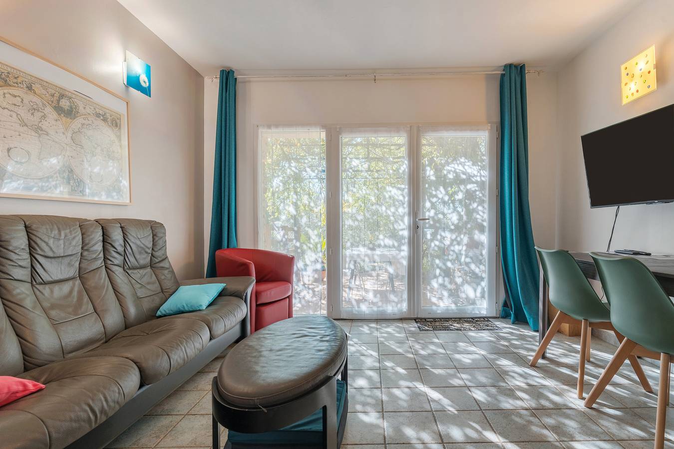 Entire studio, Studio 'La Dolce Vita' with Shared Pool, Wi-Fi, and Air Conditioning in Lambesc, Aix-en-Provence region