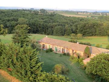 Gîte pour 4 personnes, avec piscine ainsi que jardin et terrasse à Peaugres