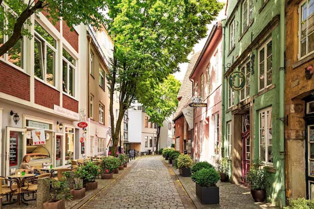 Apartamento entero, 4-room residence for families and groups with balcony and garden view! in Leipzig-Este, Leipzig