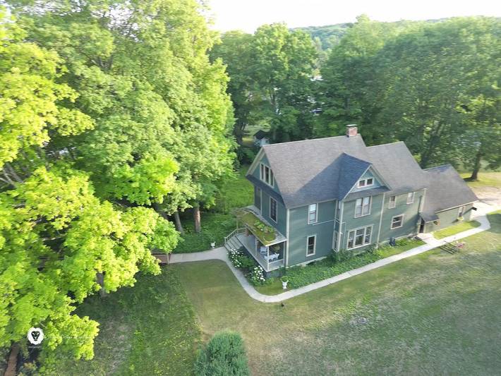 Vacation home for 16 people in Michigan