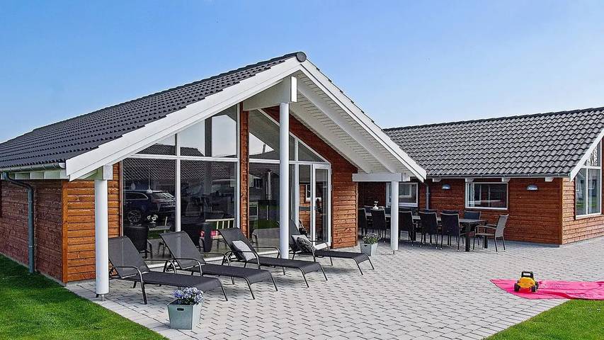 Ferienhaus für 13 Personen, mit Whirlpool und Terrasse sowie Pool und Sauna in Olpenitz