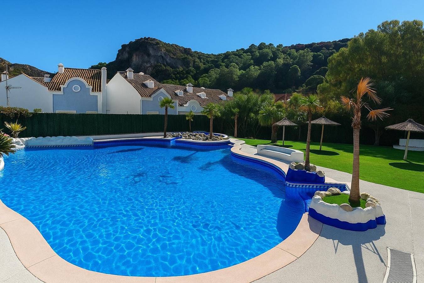 Apartamento entero, Apartamento 'Benahavis 1 Bed' con vistas a la montaña, Wi-Fi y aire acondicionado. in Val de Guadalmina, Benahavís