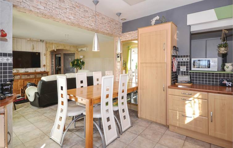 Location de vacances pour 9 personnes, avec piscine ainsi que jardin et terrasse à Maubec - 3