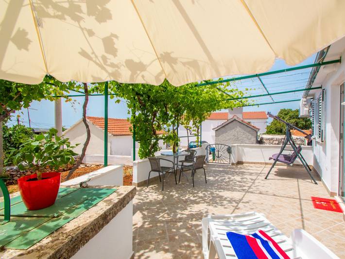 Ferienhaus für 3 Personen, mit Terrasse in Razanj
