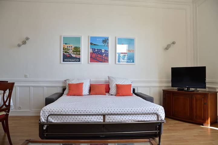 Appartement entier, Riviera Beach Terrace: A/C, balcon + splendide grande terrasse face à la plage in Menton, Côte méditerranéenne (France)