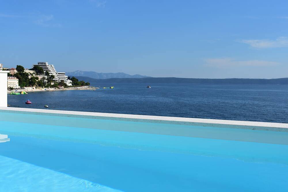 Waterfront, Luxurious Villa, with Jacuzzi Pool and Incredible Views! in Podgora (Split-Dalmatie), Makarska riviera