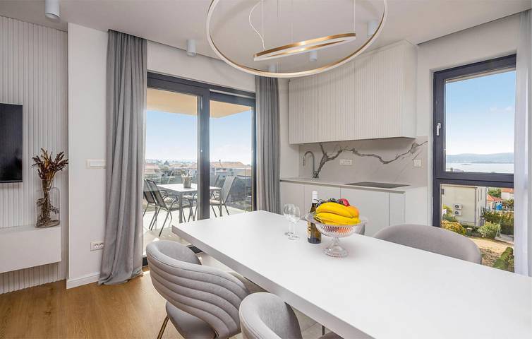 Ganze Ferienwohnung, Urlaub am Meer: Gemütliche Ferienwohnung mit Pool und Terrasse, 1,5 km vom Strand entfernt in Sveti Filip i Jakov, Općina Sveti Filip i Jakov