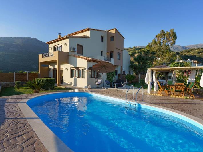 Location de vacances pour 9 personnes, avec piscine ainsi que terrasse et jardin à Plakias