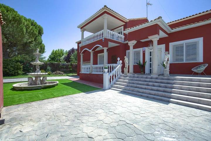 Casa rural para 8 personas, con jardín y piscina además de balcón y jacuzzi en Lillo