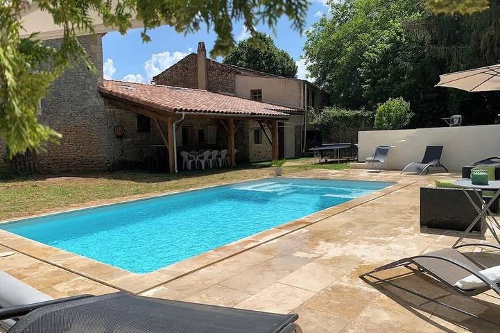 Location de vacances pour 10 personnes, avec piscine ainsi que balcon et jardin, animaux acceptés à Saint-Martin-le-Redon