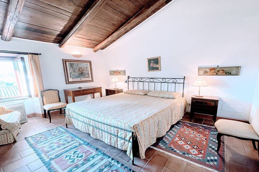 Malerisches Häuschen mit Balkon + Patio / Sitze 4/5 im privaten Dorf in Spoleto, Perugia Provinz