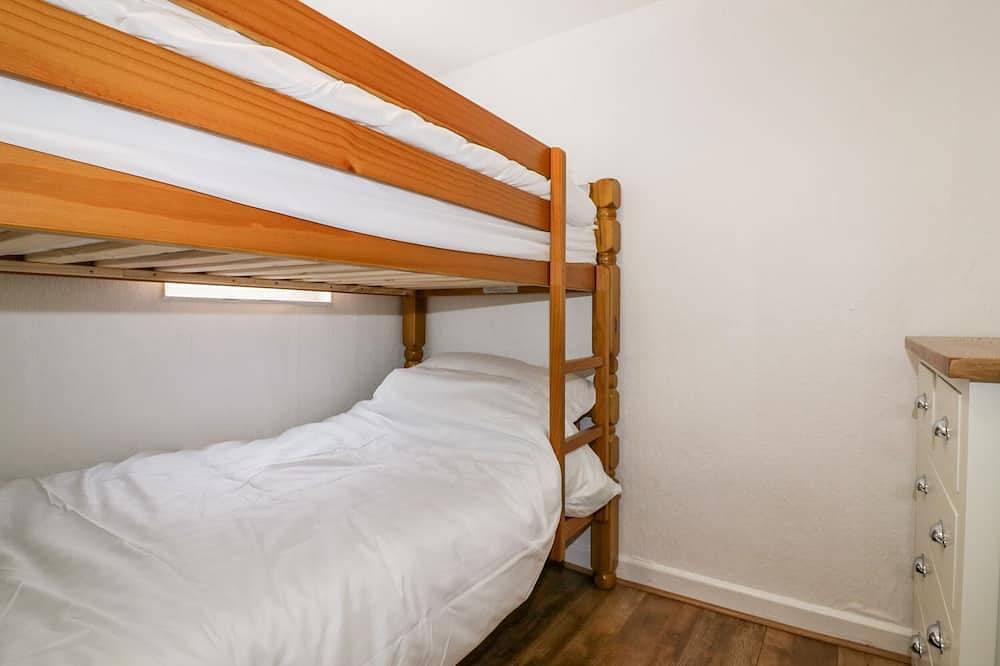 Cove Cottage, pet friendly, with a garden in Tintagel in Tintagel, Cornwall