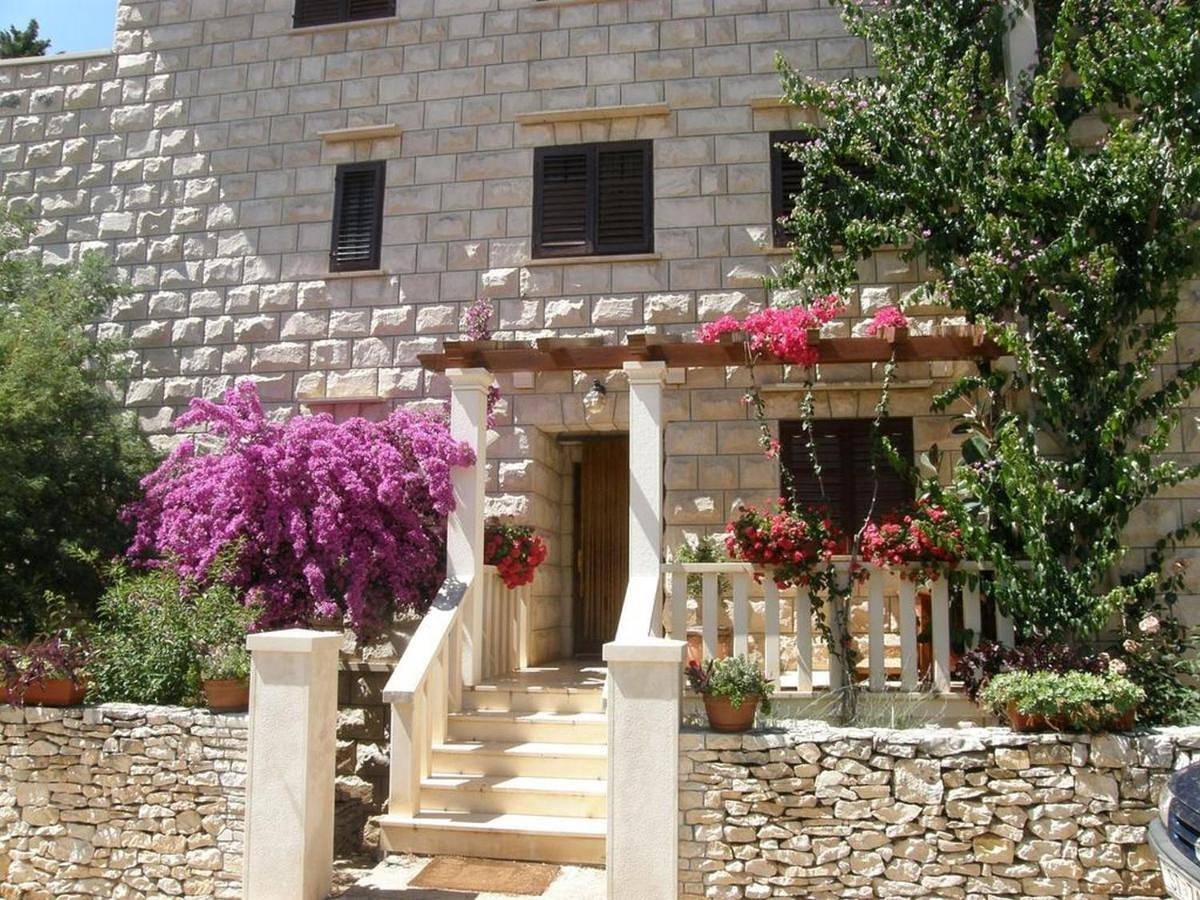 Studio Apartment with Terrace in Sutivan, Brac
