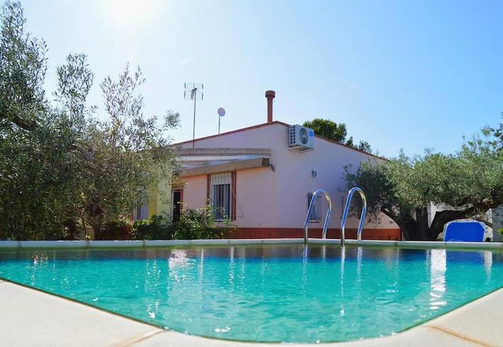 Location de vacances pour 5 personnes, avec Terrasse et Jardin ainsi que Piscine et Vue