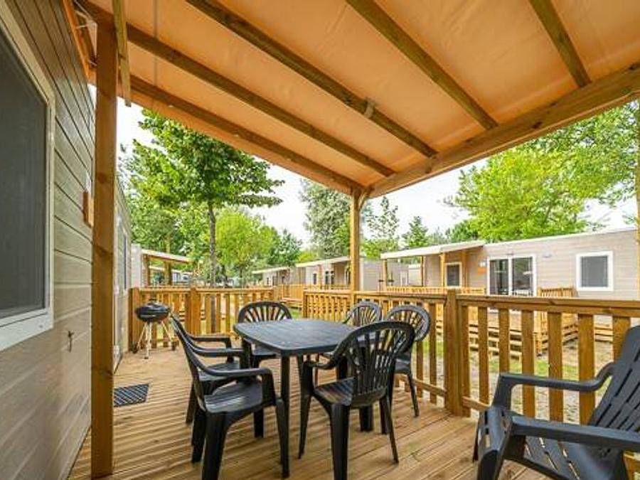 Camping Les Gorges de Provence - Stacaravan 4 personen - Comfort | 2 Slaapkamers | 4 Pers | Verhoogd terras | Airconditioning in Montagnac-Montpezat, Regionaal natuurpark van de Verdon