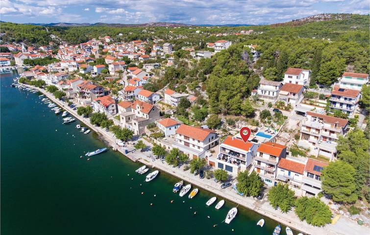Charmantes 2-Zimmer-Apartment mit Pool und Terrasse in der Nähe des Flusses Krka in Raslina, Šibenik-Knin