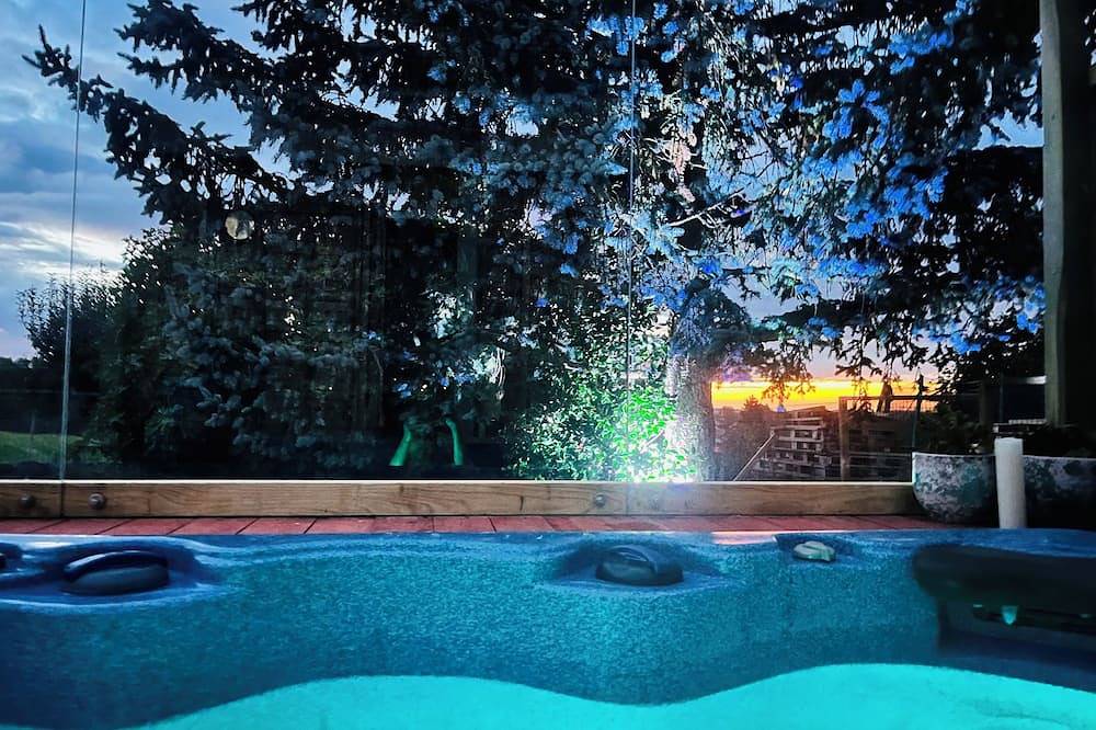 Jacuzzi privatif La K’abane ( piscine de saison) in Blandin, Région de La Tour-du-Pin