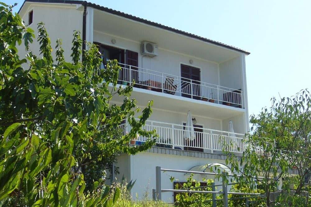 Entire apartment, Beautiful apartment in Dramalj with large terrace and sea view in Dramalj, Primorje-Gorski Kotar