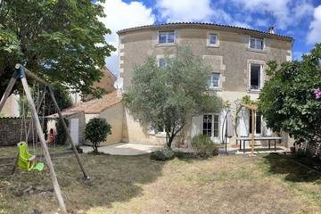 Location de vacances pour 14 personnes, avec terrasse et jardin à Maillezais