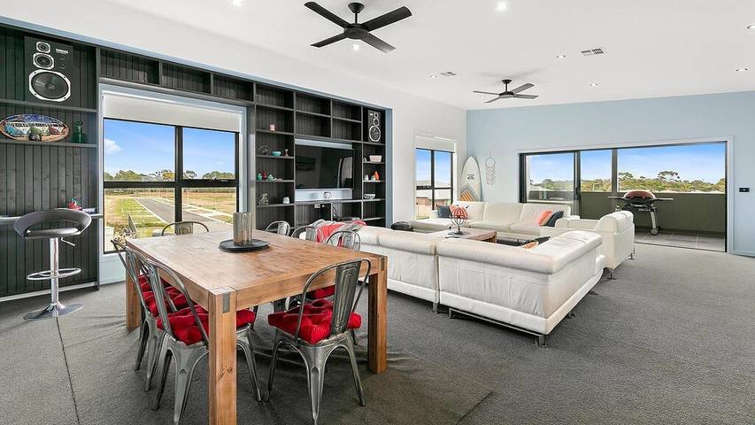 Holiday rental for 20 people, with terrace and garden as well as hot tub in Philip Island