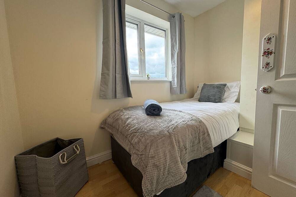 Olive House Long Stay Discounts Sleeps 8 Parking in Swindon, South West England