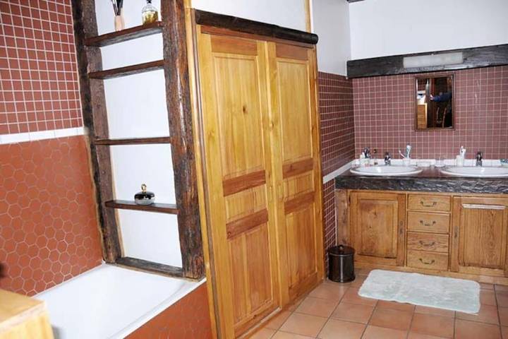 Location de vacances pour 13 personnes, avec piscine, animaux acceptés à Léguillac-de-l'Auche - 4